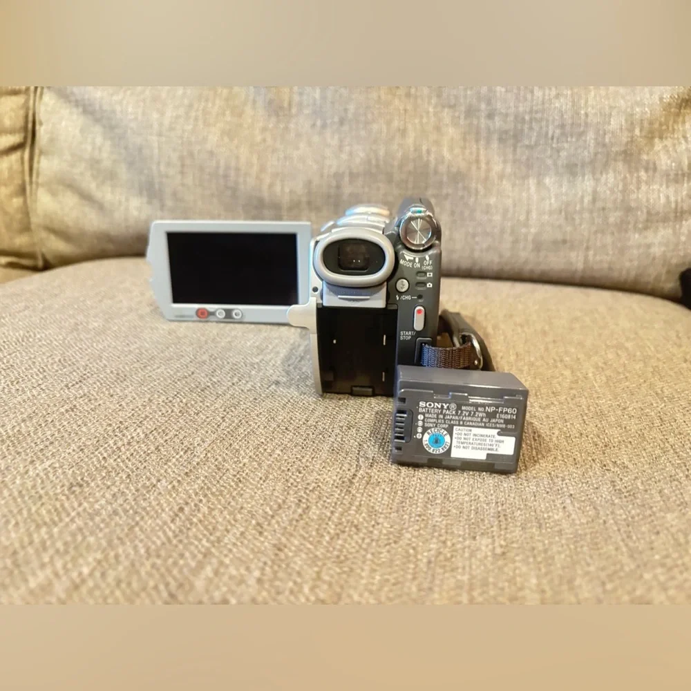 NEW: Sony Handycam Camcorder DCR- DVD505 w/ Carry Case, Battery, Charging Cable